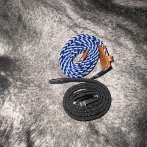 Två flätade bälten med spänne - Säljer två snygga flätade bälten. Ett är blått och en touch av marinblå  med bruna detaljer och silverspänne som är 110 cm, det andra är helsvart med svart läderdetalj och silverspänne. Den svarta är ca 80 cm lång och passar perfekt till jeans eller chinos, ni får den svarta på köpet gratis men den ljus marinblåa för 99kr alltså ett bundle köp en få en till gratis🌟👌
