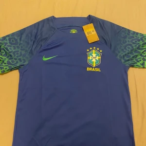 Brasilien fotbollströja  - Perfekt för dig som älskar fotboll och vill stötta Brasilien! HELT NYA! 