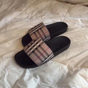 Burberry tofflor - Sköna och ha, speciellt nu inför sommarn.