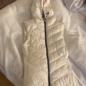 Zara vest  - Zara vest i färgen creme och är i mycket bra skick 