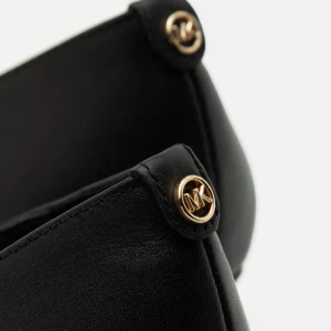 Svarta pumps från Michael Kors - Stilrena svarta pumps från Michael Kors i skinn med spetsig tå och hög klack. Snygg guldfärgad MK-detalj baktill! HELT NYA. Endast provade men tyvärr för små 