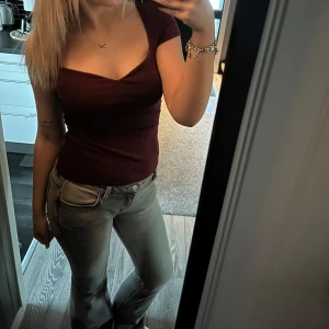 Grå jeans Weekday - Säljer mina jeans från weekday, har använt dom max 3 gånger💕passar mig bra som har storlek S och är perfekta i längden på mig jag är ungefär 1,67-1,70🌸