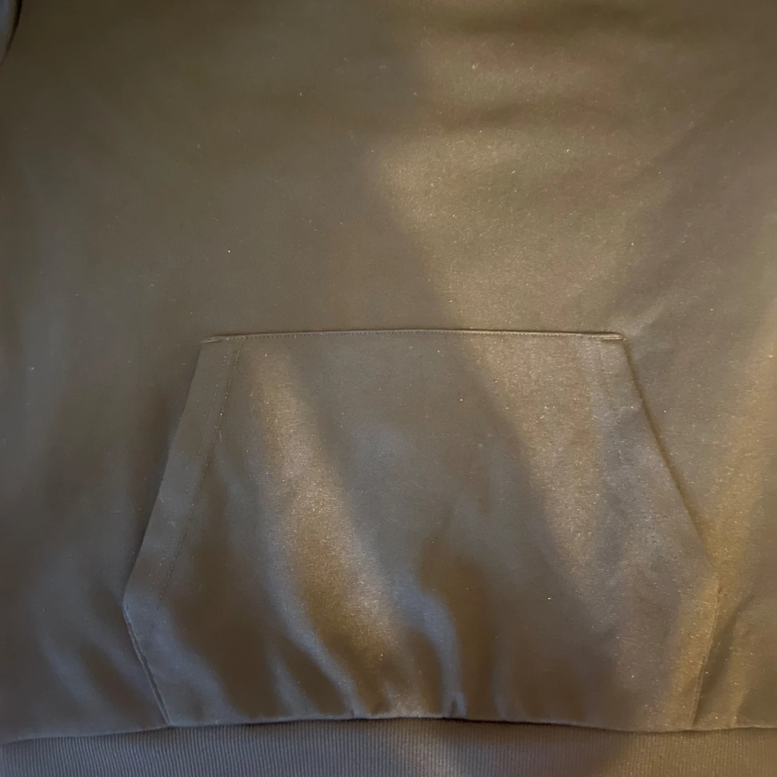 Svart hoodie med vita och blå ränder från H&M - 2