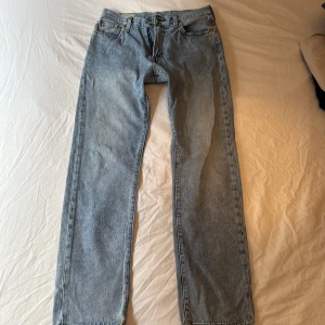 Levi's 551Z ljusblå jeans - Säljer ett par klassiska ljusblå Levi's 551Z jeans med raka ben och normal passform. Jeansen har fem fickor, dragkedja och knapp i midjan. Perfekta för dig som gillar vintage denim och tidlös stil.