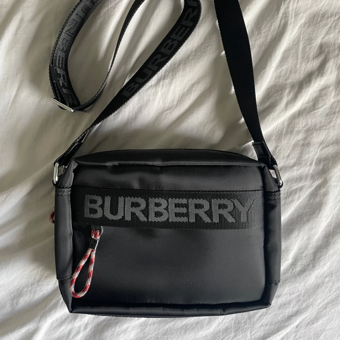 Svart axelremsväska