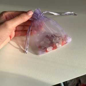 Blandning kristallchips - Säljer blandning av karneol och kvarts kristallchips! Så gulliga! 