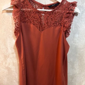 Rostbrun blus med spetsdetaljer - Supersnygg blus med spets 🤎passar xs/s