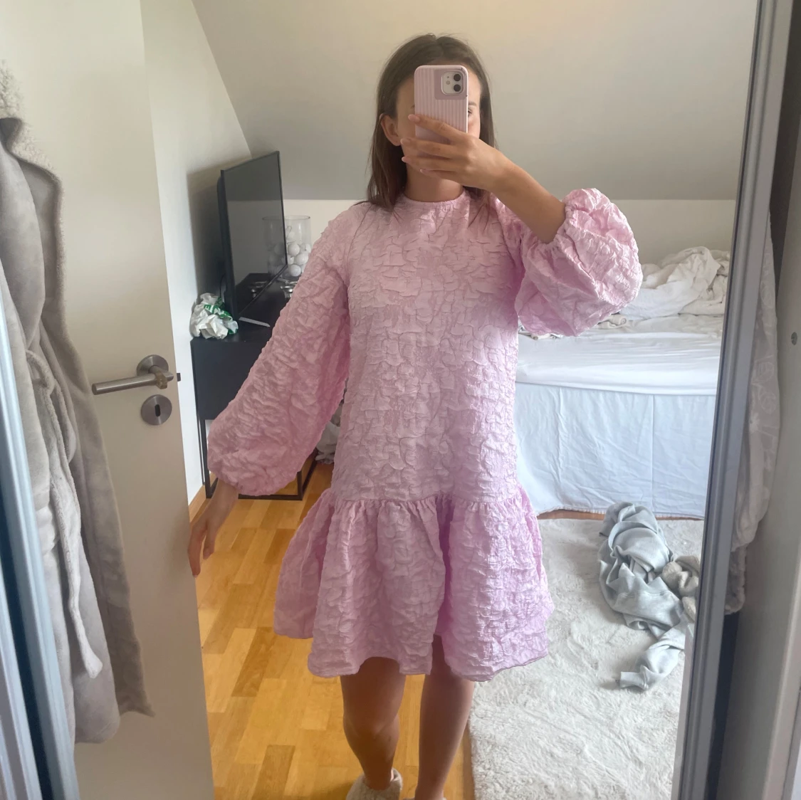 Ljusrosa volangklänning med knyt i ryggen - 2