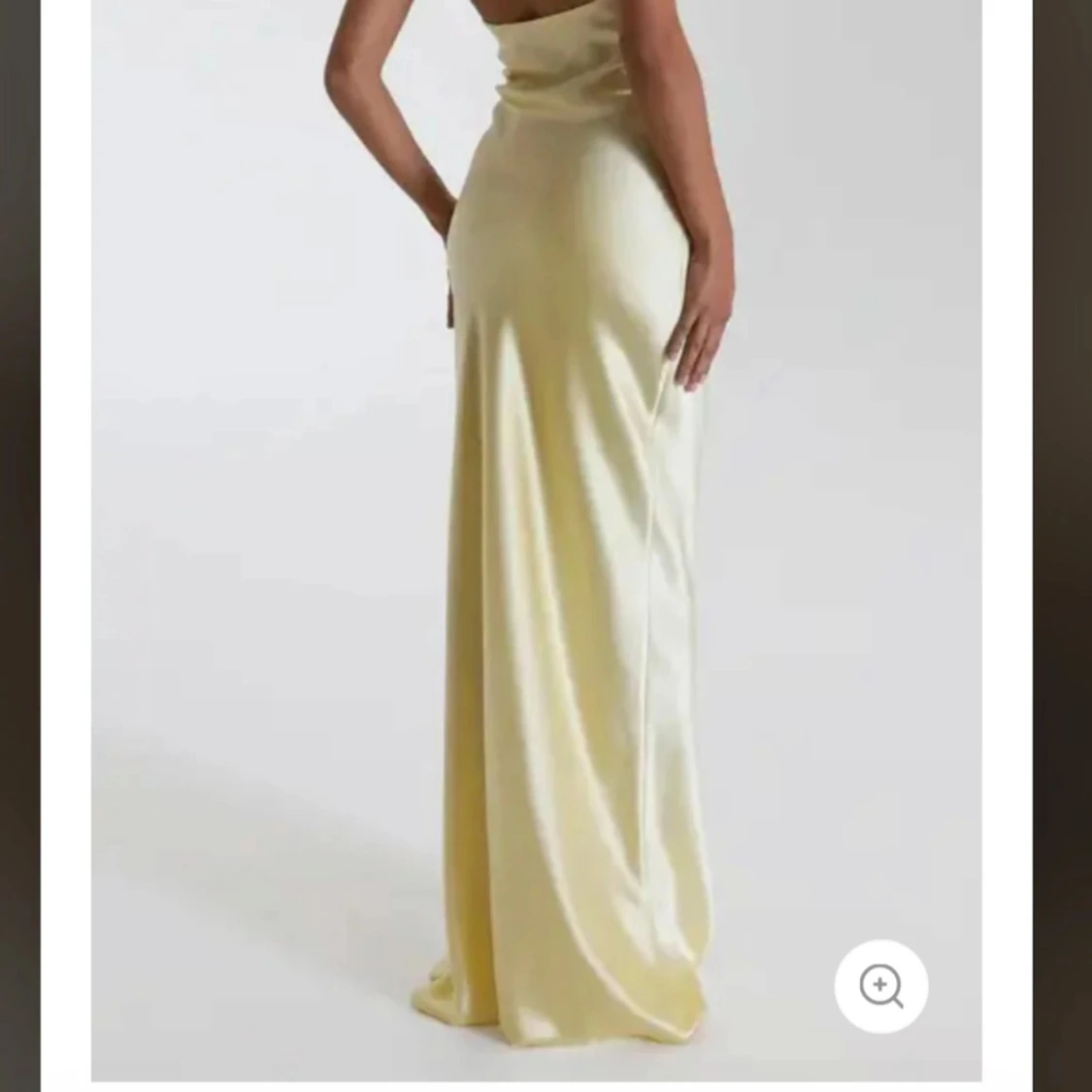 Ljus gul långklänning i satin - 1