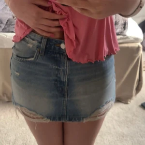 Jeanskjol  - ❗️INTRESSEKOLL❗️                                                         Jag är nyfiken på vilket pris jag kan få för denna superfina jeanskjol som är slutsåld ifrån Pull&Bear i storlek S, den är kort i modellen och går till naveln ungefär! Säljer inte under 400kr.