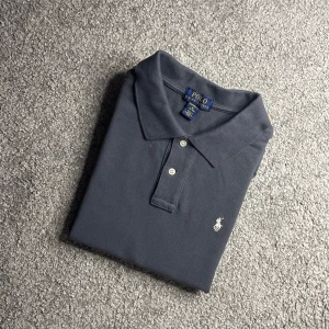 Ralph Lauren Piké – Svart, långärmad  - Ralph Lauren Piké – Svart, långärmad 🖤 Stilren svart långärmad pikétröja från Ralph Lauren. Perfekt både till vardags och finare tillfällen!  • Färg: Svart • Modell: Långärmad piké • Skick: Mycket bra – inget tecken på användning • Klassisk design med broderad logga  📍 Finns i Linköping eller skickas mot fraktkostnad. Skriv vid intresse! 💬 #ralphlauren #piké #långärmad #herrmode #secondhandfynd #vintedfynd #klassiskstil 134