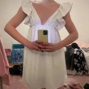 Studentklänning  - Säljer nu min studentklänning som endast är använd en gång. Har två av samma klänning en i S och en i XS. Skriv för fler bilder🫶