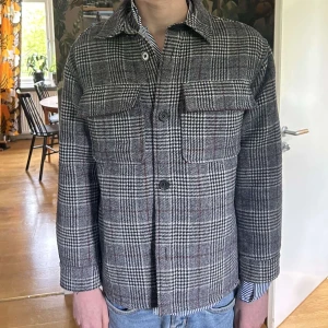 Rutig overshirt från Zara - Sjukt snygg Overshirt ifrån Zara! Storleken är 152-164 men passar närmare 164-170. Modellen är 176 cm lång - 60kg, lite kort på honom så passar perfekt för någon mellan 164-170. Materialet på overshirten är Ull.