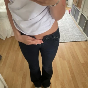 Low Waist Lee Jeans - Low Waist jeans från Lee, mycket bra skick💕 Passar inte mig i midjan men passar perfekt i längden för mig som är 170, jätte fin mörkblå färg🥰 Skriv om ni vill få mått