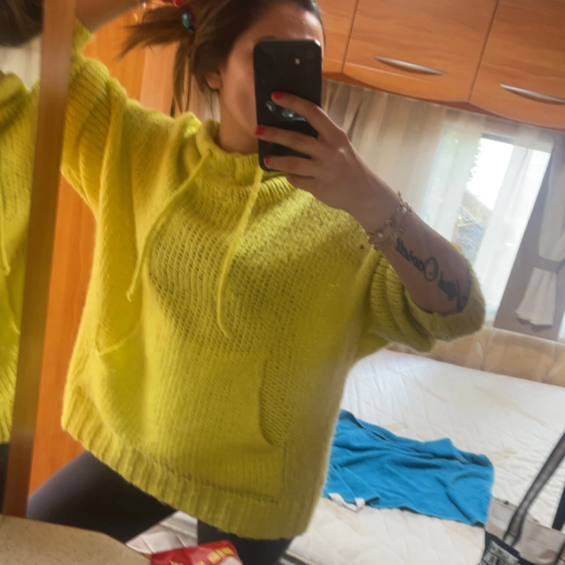 Gul stickad hoodie - 2