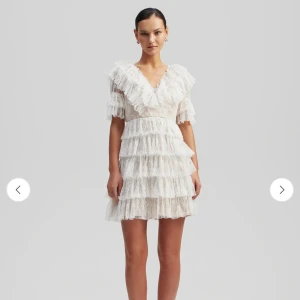 Vit klänning - Säljer min jättefina by malina klänning. Perfekt som studentklänning🩷använd endast en gång