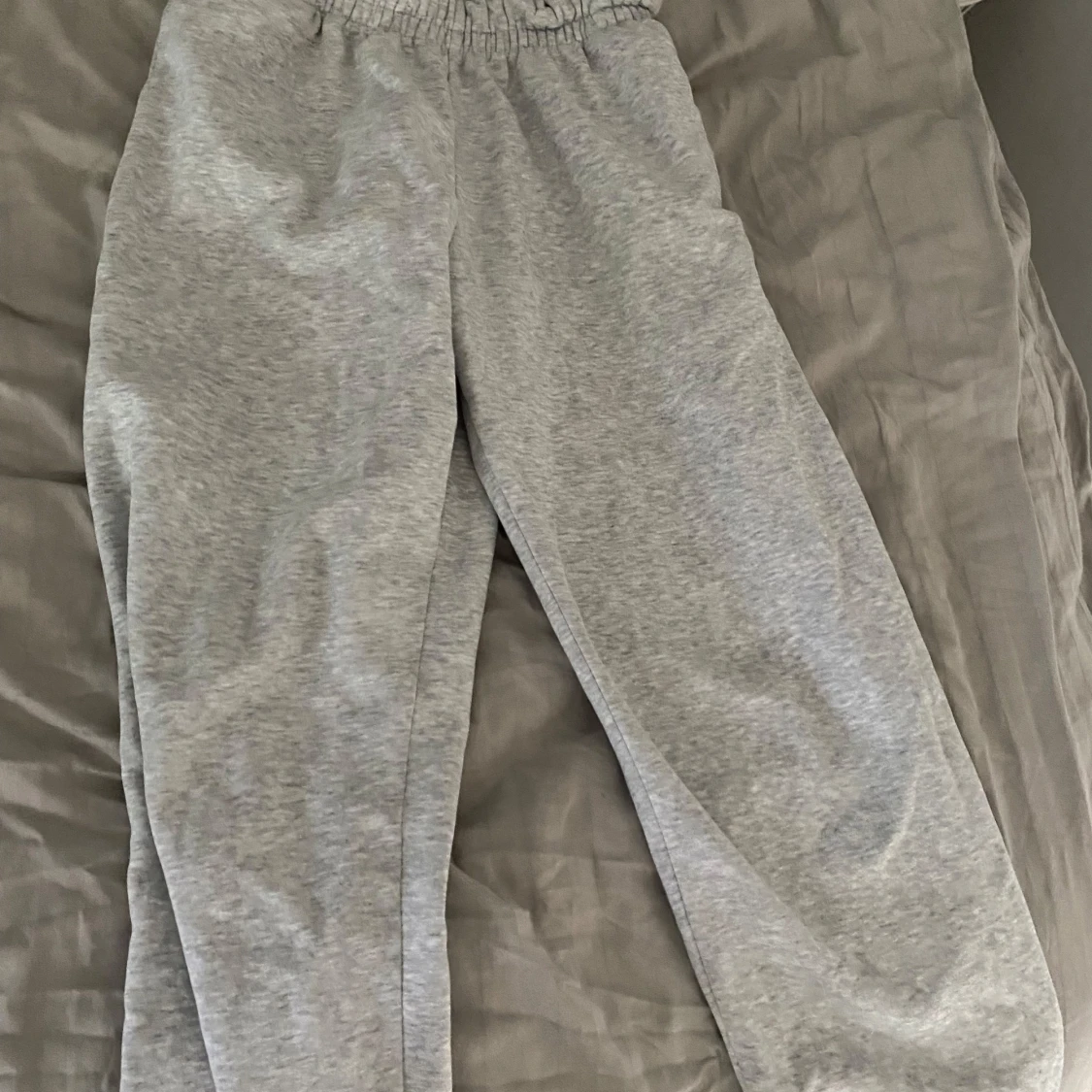 Grå mjukisbyxor från Weekday