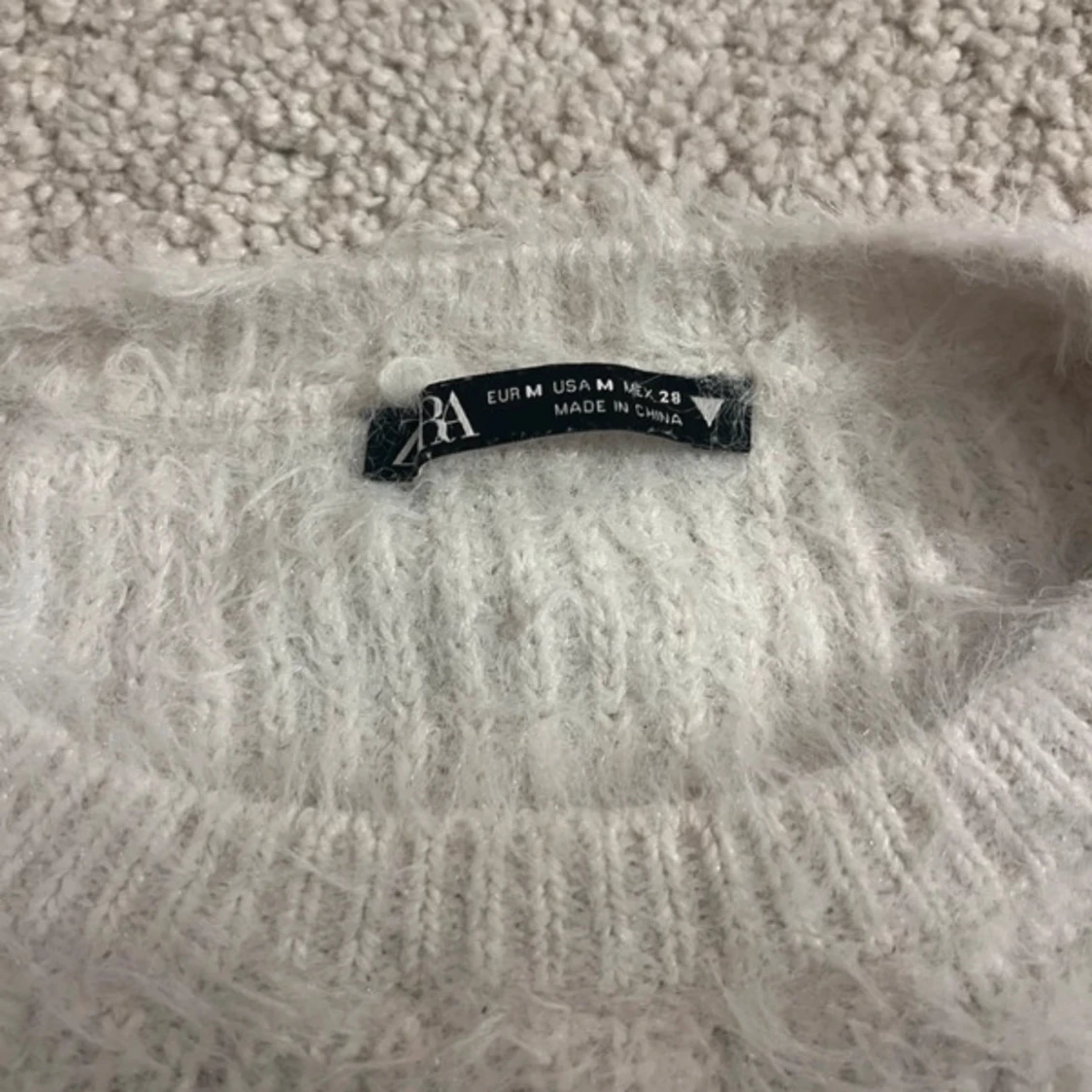 Vit fluffig stickad topp från Zara - 2