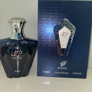 Afnan Turathi Eau de Parfum 90ml - Afnan Turathi är en elegant parfym med citrus som dominerande doft, följt av fräscha, träiga och varma toner av amber, mysk och patchouli. Flaskan är mörkblå med silverdetaljer och har en lyxig, modern design. Perfekt för dig som gillar fräscha och kryddiga dofter. Inte full!!!