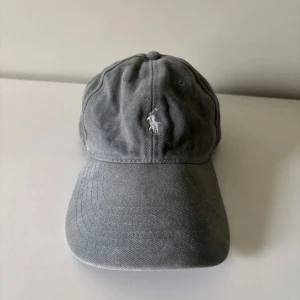 Ralph lauren keps - En riktigt fräsch grå/olive färgas keps från Ralph lauren! Hör av er vid minsta lilla fråga eller fundering