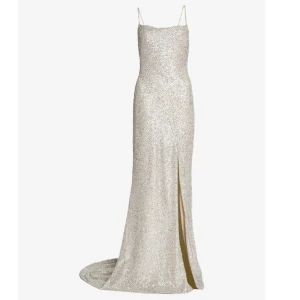 Balklänning - Säljer min fina balklänning i färgen champagne & silver!! Endast använd en gång vilket var balen, super populär och fått väldigt många komplimanger i den💋 Nypris: 2200kr