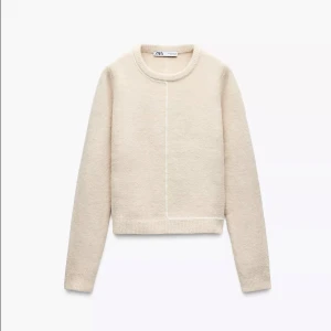 Tröja från Zara - Säljer denna jätte snygga tröja från Zara. Använts få tal gånger och ör i nytt skick💕