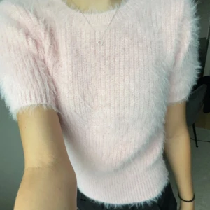 Rosa stickad tröja  - Rosa stickad tröja från Zara, säljer pågrund av att att ja it använder den längre🥰