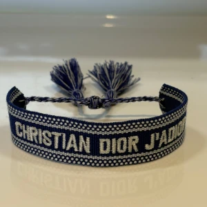 Dior armband - Säljer nu mitt sjukt snygga dior armband i grymt skick. armbandet är anpassningsbar och självklart äkta. Hör av dig vid funderingar!