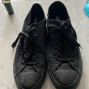 Converse skor - Svarta Converse skor, i bra skick för en bra kostnad. Köptes för 599 kr och säljer de för 299kr 