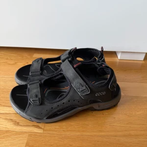 ECCO OFFROAD Nubuck vandringssandal herr - 🌿Lätt och stödjande sandal som ger överlägsen komfort i vardagen, både i och utanför vandringsleden. 🌿En gång använda några timmar och tvättade efteråt så i princip är de nya. 🌿Storlek 43. 🌿Ordinarie pris 1200 kr. 🌿Utrustade med ECCO RECEPTOR®-teknologi för utmärkt stabilitet och dynamiskt stöd från sekunden du sätter i foten tills du lyfter den. 🌿Hållbar yttersula i gummi som ger enastående grepp och fäste i varierande terräng. 🚭Djurfritt och rökfritt hem.