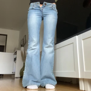 Ljusblå bootcut jeans - Säljer ett par ljusblå jeans med bootcut passform då de tyvärr är för små för mig