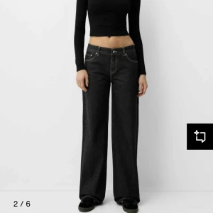 Svarta wide/straight leg jeans - Säljer ett par helt oanvänd bershka boyfriends  jeans i svart(prislapp kvar)! Byxorna är midwaist och raka/vida ben. skit snygga men för stora för mig :// originalpris 400 (pris kan diskuteras vid snabb affär)