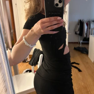Kort klänning  - Kort klänning från shein storlek xs, använd ganska mycket men har inga skador! Väldigt bra skick 