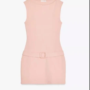 Ljusrosa klänning - Säljer denna ljusrosa klänningen, perfekt för skolavslutnings klänning även till en mysig sommar kväll. Den är i strl M men är passar dem som är S. Köpt nydligen och är i mycket bra skick. Va inte rädda att ställa frågor🥰🥰