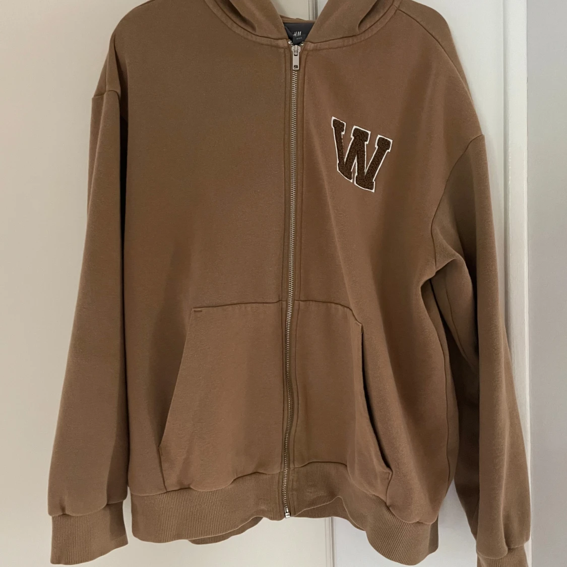 Brun hoodie med dragkedja från H&M