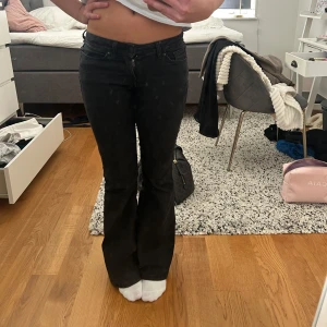 Low waist jeans - Jätte snygga svarta low waist flared jeans från Vero Moda. Lite urtvättade men överlag jätte fint skick🩷599 nypris. Bilder återpublicerade från när jag köpte dem på plick, de var tyvärr lite för små för mig men så fina annars!