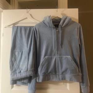 Ljusblå velour sett  från Juicy Couture - Säljer mitt juicy sett då det knappt är använt stl S på byxorna och stl M på tröjan 