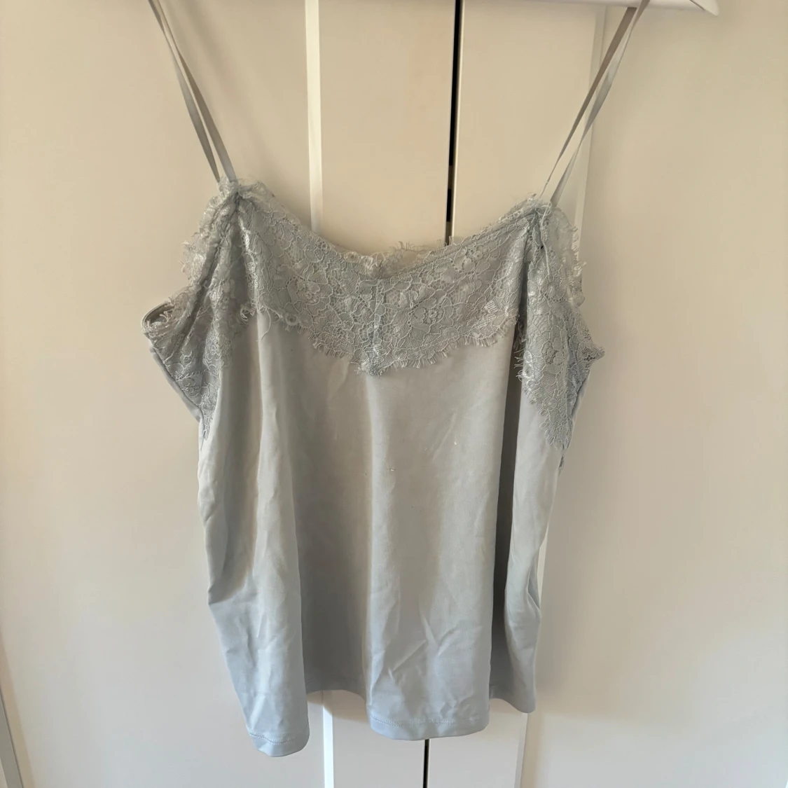 Ljusblått linne med spets