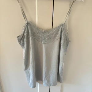 Ljusblått linne med spets - Jätteskönt linne med söta spetsdetaljer vid bröstet! Storlek M men passar även S. Köpt på Åhléns men märket är ICHI🩵
