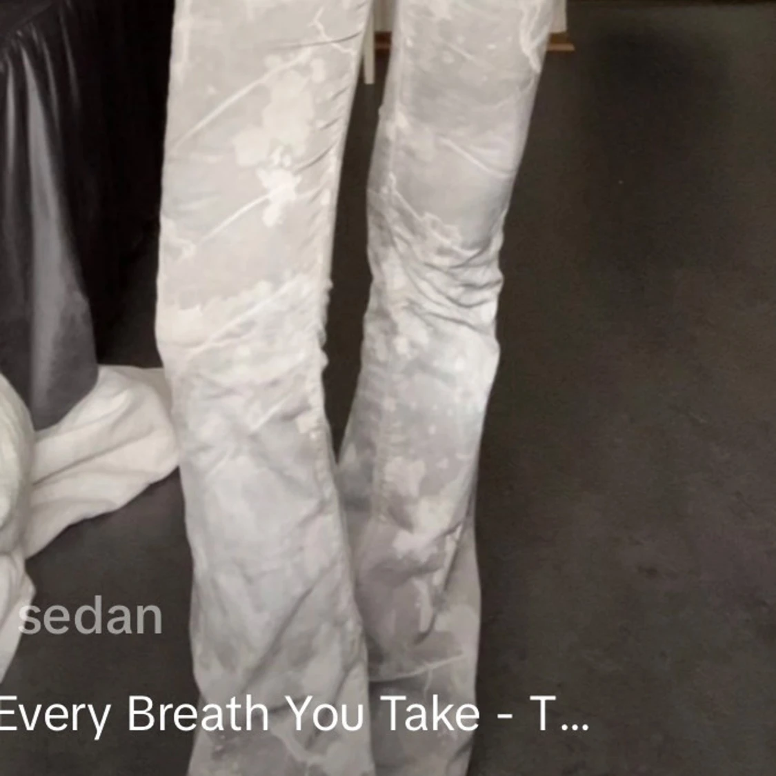 Grå bootcut jeans med batikmönster - 1