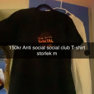 Anti social social club - Tja säljer en anti social social club tröja. helst mötas i Vetlanda!
