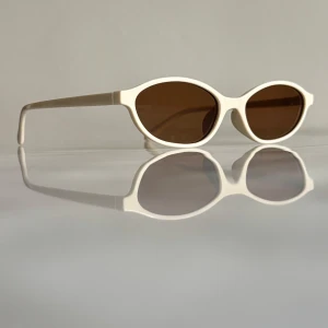 Nya solglasögon  - Helt nya solglasögon med creme färgad  båge och ovala bruna linser. Snygg retrostil 🕶️☀️