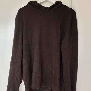 Oscar Jacobsson hoodie - Tja säljer nu en riktigt fet hoodie i Kashmir blandning från Oscar Jacobsson💪 Hoodien är i färgen brun och har inga tecken på användning förutom att det är lite noppig. Den är i storlek L men passar även de som har M i storlek. Nypriset ligger på cirka 1699kr och säljs nu för bara 699kr. Om ni har några frågor eller funderingar så hör gärna av er🤝