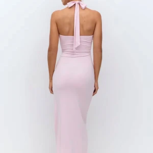 Ljusrosa långklänning med halterneck - Säljer en elegant ljusrosa långklänning med halterneck och knyt i nacken. Klänningen är helt oanvänd. Köpte klänningen inför ett bröllop men valde till slut en annan att ha på mig. Därför är klänningen helt oanvänd men saknar prislapp. Köpte den för 359,95kr och säljer för 300kr.