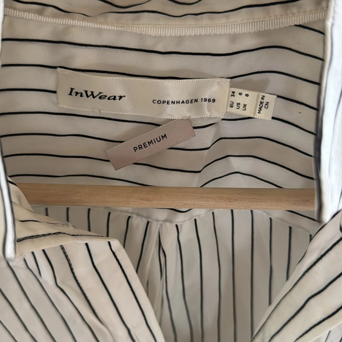 Vit och svart randig skjorta i satin från InWear - 1