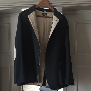 Brooksfield Jacka/Blazer  - Säljer denna fina Brooksfield jackan som är like en blazer. Det är en Roadster jacka likt den LP säljer och kan ha kragen uppe och knäppt om kallt. Den är i gott skick och har armbågs patches. 2 dragkjedjor och knappar. Sitter M/L
