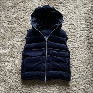 Vendiera Väst - Hej🤗, säljer nu min extremt snygga och eftertraktade manchester väst som liknar stenströms från märket vendiera. Västen är i ett väldigt fint sick och är i storlek M. Skriv vid funderingar!