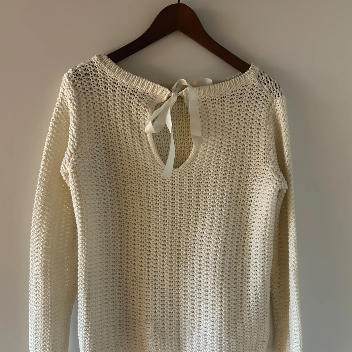 Vit stickad tröja med rosett