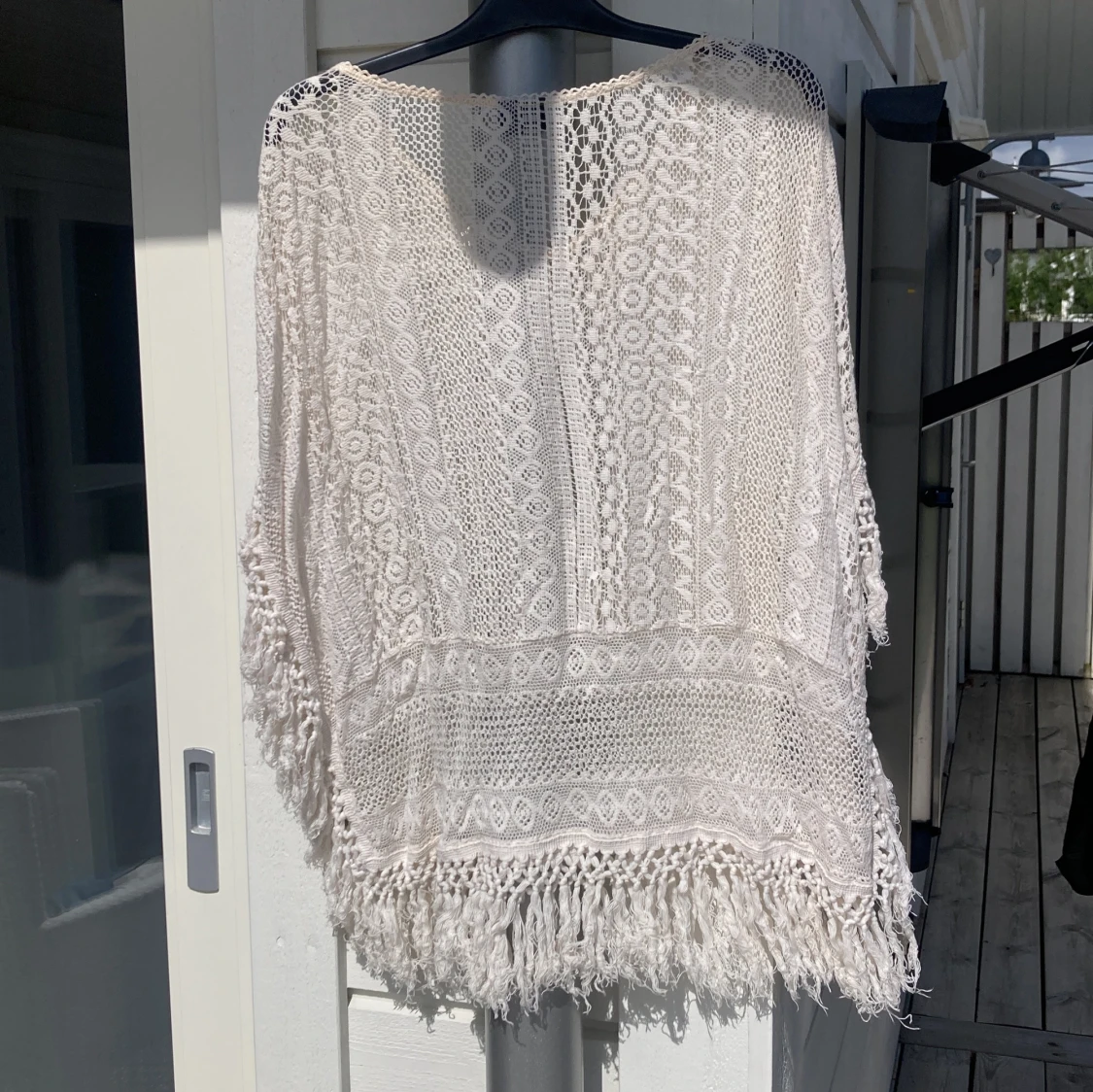 Vit spetsblus med fransar från Vila - 1
