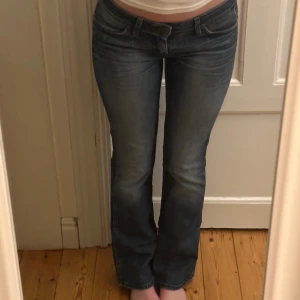 Lågmidjade wrangler jeans - Så himla snygga lowwaist jeans med bootcut! Hittar ingen storlek men passar mig som vanligtvis har S och är 166 cm